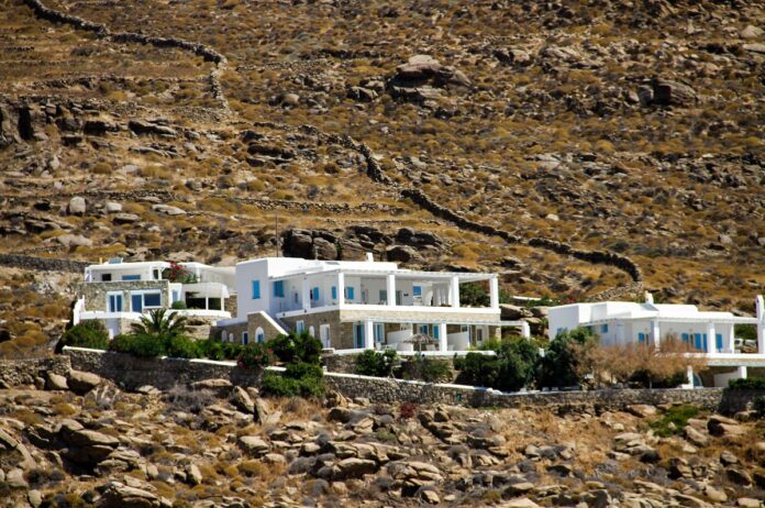 Μύκονος: Συλλήψεις για υποβάθμιση περιβάλλοντος – Πώς οι αστυνομικοί τους έκαναν “τσακωτούς”