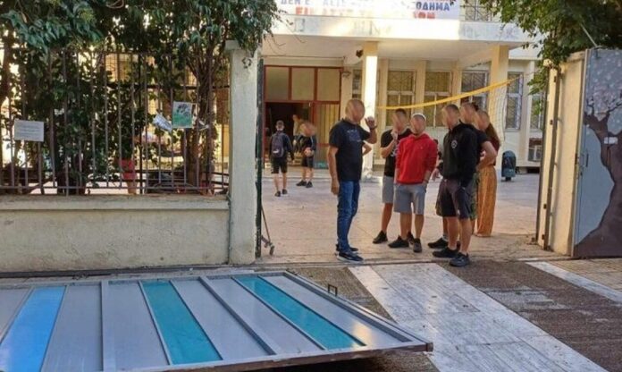 Νέα Σμύρνη: Παραλίγο τραγωδία σε λύκειο – Κατέρρευσε βαριά σιδερένια πόρτα (φωτο)
