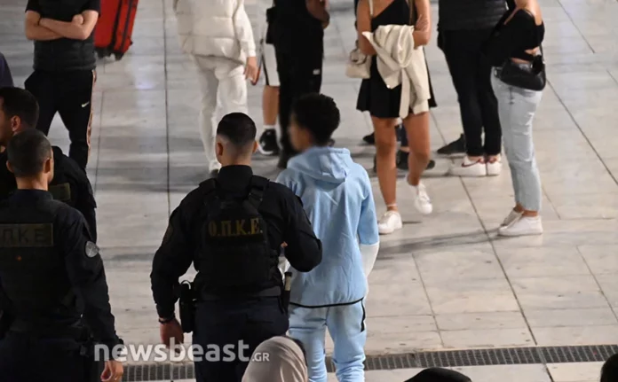 Προσαγωγή Παλαιστινίων στο Σύνταγμα – Καταγγελία ότι κρατούσαν όπλο και έβγαζαν φωτογραφίες