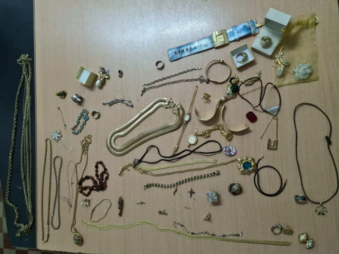 Ρόδος: Συλλήψεις ανηλίκων για τη διάρρηξη σε σπίτι με λεία κοσμήματα αξίας 22.800 ευρώ