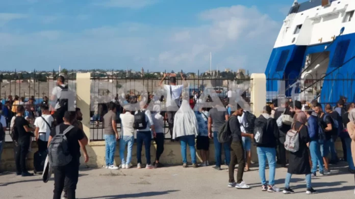 Αναστάτωση στο λιμάνι της Ρόδου – Πάνω από 400 μετανάστες εμπόδιζαν τον απόπλου επιβατικού πλοίου – (VIDEO)