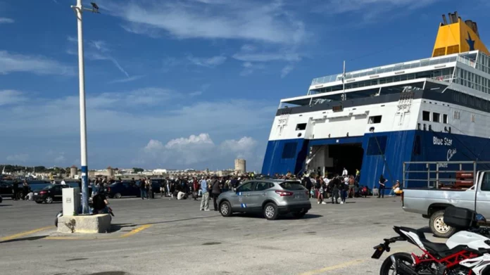 Ρόδος: Με καθυστέρηση ωρών αναχώρησε το «Βlue Σtar Χίος» που είχαν μπλοκάρει οι μετανάστες