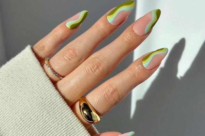 Swirl Nails: 10 πρωτότυπα μανικιούρ για να δοκιμάσετε την αφηρημένη τάση