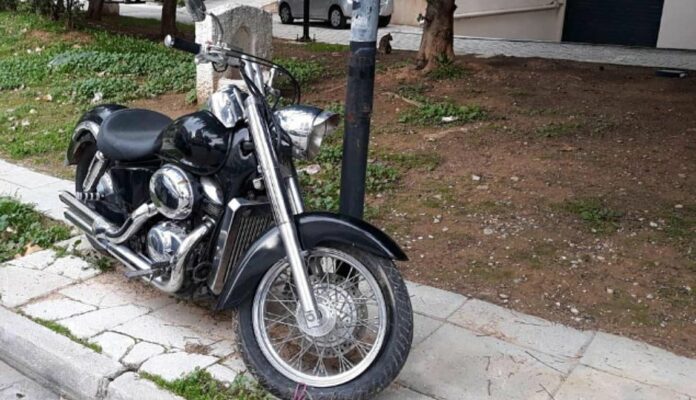 Κρήτη: Άνδρας βρέθηκε πεσμένος στον δρόμο, δίπλα στη μηχανή του