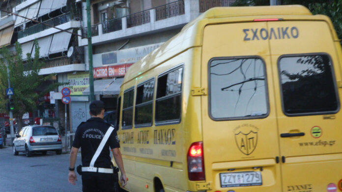 Βοιωτία: Χειροπέδες σε οδηγό και συνοδό λεωφορείου για έκθεση 10χρονου παιδιού ΑμεΑ σε κίνδυνο