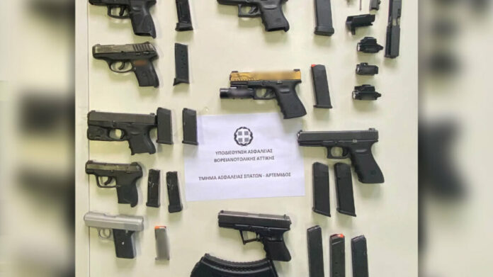 Σπάτα: Ο 22χρονος έφερνε από τις ΗΠΑ τα όπλα που πούλαγε παράνομα – Ψάχνουν τον σύνδεσμο και τους αγοραστές