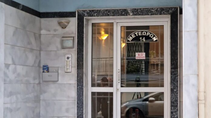 Θεσσαλονίκη: Ο αδερφός βρήκε νεκρή την 42χρονη – Με ψαροντούφεκο προσπάθησε να αυτοκτονήσει ο πατέρας της