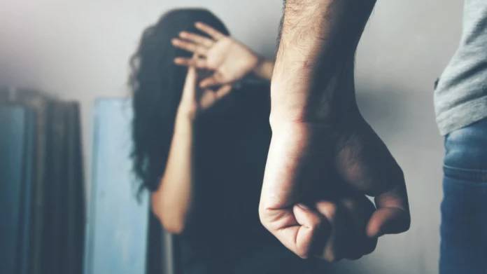 Θεσσαλονίκη: Καταδικάστηκε «νταής» που ξυλοκόπησε την 19χρονη κόρη του – Ζήτησε διαζύγιο επειδή τον κατήγγειλαν