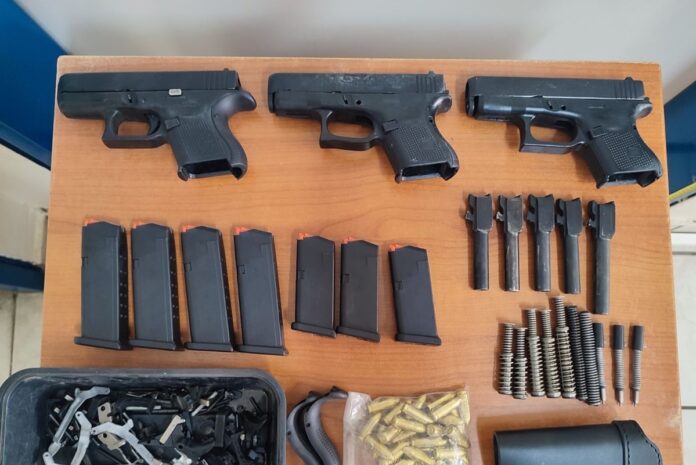 Συνελήφθη στη Θεσσαλονίκη ο 55χρονος που πυροβόλησε την πρώην σύντροφό του – 10 πιστόλια βρήκε η ΕΛ.ΑΣ. σε σπίτια του (φωτο)