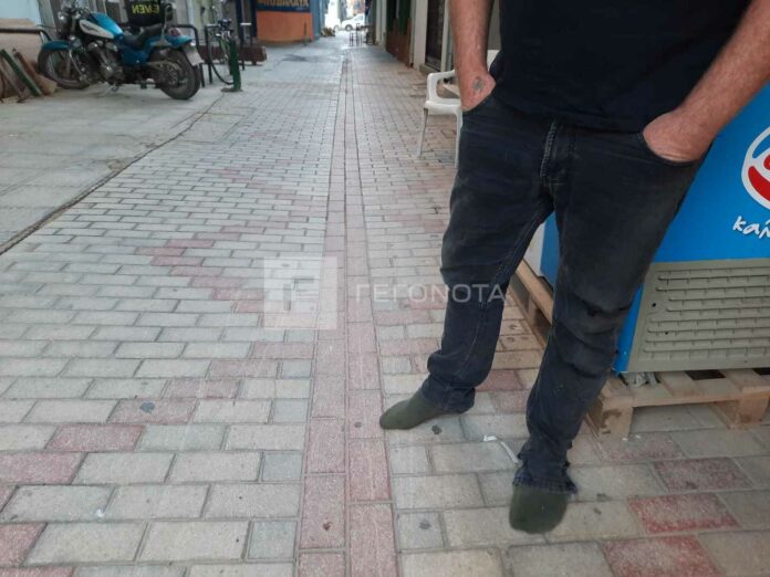Απίστευτο: Έκλεψαν τα παπούτσια ναυτικού έξω από διαμέρισμα airbnb στον Βόλο (φωτο)