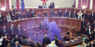 Χειροδικίες και… καπνογόνα μέσα στο αλβανικό Κοινοβούλιο!