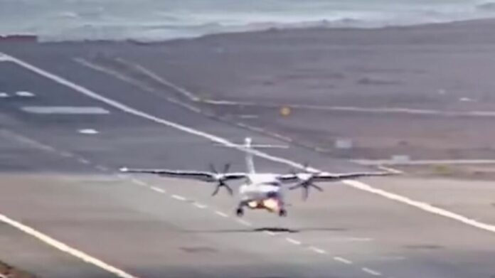 Δείτε την τρομακτική στιγμή που αεροσκάφος αναπηδά ανεξέλεγκτα στον διάδρομο κατά την προσγείωση