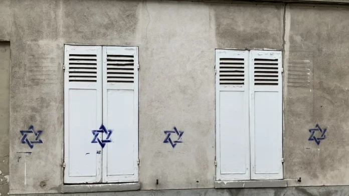 Γαλλικά μέσα ενημέρωσης: Οι ρωσικές μυστικές υπηρεσίες πίσω από τα γκράφιτι με το Άστρο του Δαβίδ στο Παρίσι