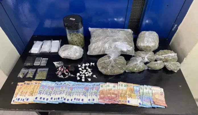 Άγιος Παντελεήμονας: Συνέλαβαν 2 άτομα για διακίνηση ναρκωτικών ουσιών (ΦΩΤΟ)