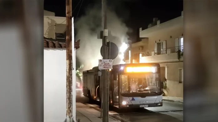 Φωτιά τα ξημερώματα σε αστικό λεωφορείο στην Παιανία – Δείτε φωτογραφίες