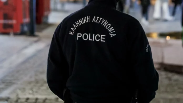 Ελεύθεροι ο «οικονομολόγος» αστυνομικός και ο επιχειρηματίας που κατηγορούνται ότι εξαπατούσαν πολίτες