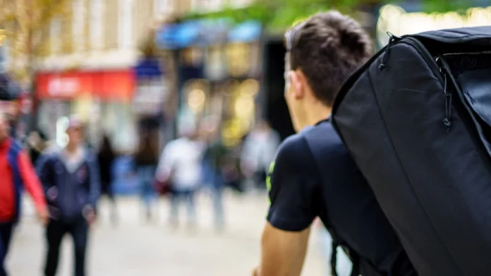 Ηνωμένο Βασίλειο: Δουλεύουν παράνομα delivery ακόμη και παιδιά κάτω των 15 ετών