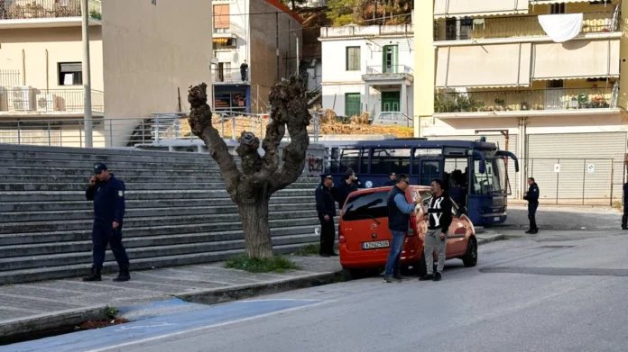 Βοιωτία: Μια βίαιη κίνηση του 17χρονου ενεργοποίησε την σκανδάλη χωρίς να την πατήσω, είπε στην απολογία του ο αστυνομικός