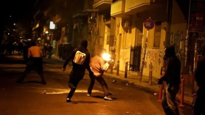 Δύο συλλήψεις για επιθέσεις σε αστυνομικούς το βράδυ του Σαββάτου στα Εξάρχεια