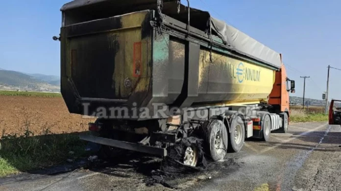 Φωτιά σε φορτηγό που κινούνταν στην εθνική οδό Λαμίας – Καρπενησίου, δείτε φωτογραφίες