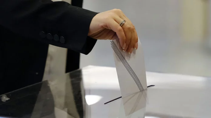 Διπλός σεισμός: Κοινωνική αποδόμηση για κυβέρνηση και αντιπολίτευση δείχνουν τα γκάλοπ