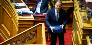 Μνημείο θρασύτητας: Ο Κώστας Αχ. Καραμανλής ζήτησε τα ρέστα για τα Τέμπη και «ξεπλύθηκε» με την επανεκλογή του