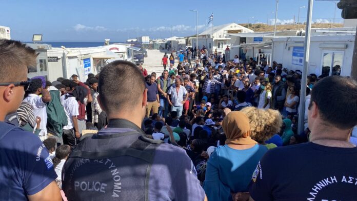 Λέσβος: Καθιστική διαμαρτυρία Αφρικανών μεταναστών στο ΚΥΤ του Καρά Τεπέ (video)