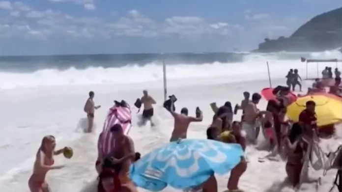 Βραζιλία: Κύμα τριών μέτρων αιφνιδίασε τους λουόμενους στο Ρίο ντε Τζανέιρο και σκόρπισε τον πανικό – Δείτε βίντεο