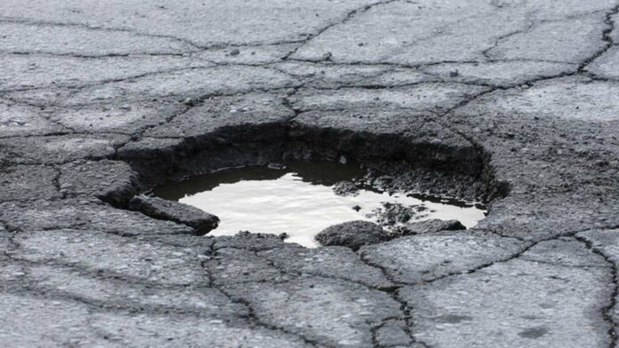 Οδηγός στη Λάρισα ζητάει αποζημίωση από τον Δήμο για λακκούβα που ευθύνεται για το τροχαίο που έπαθε