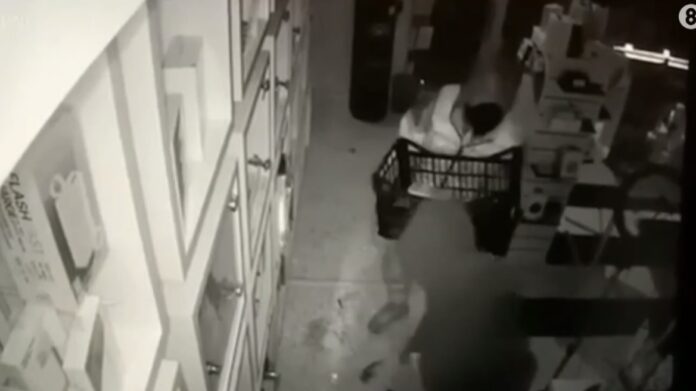 Διάρρηξη σε κατάστημα με κινητά στην Κηφισίας – Καρέ καρέ οι κινήσεις των ληστών με το καφάσι