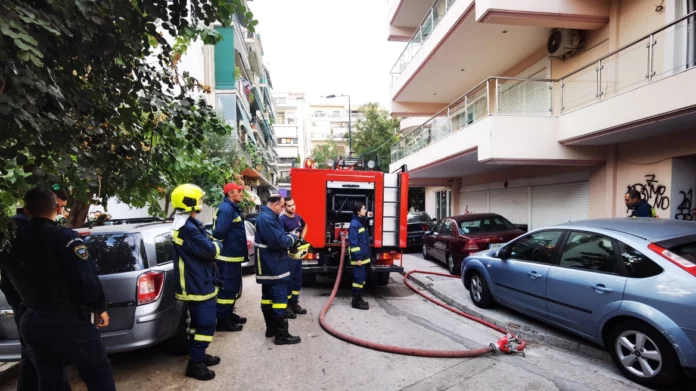 Φωτιά σε πολυκατοικία στα Κάτω Πατήσια – Δείτε φωτογραφίες