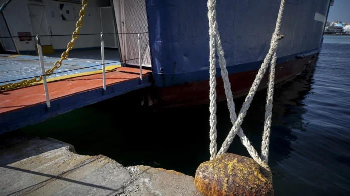 Πλοίο έμεινε δεμένο στο λιμάνι της Κυλλήνης λόγω βλάβης – Ταλαιπωρία για 188 επιβάτες