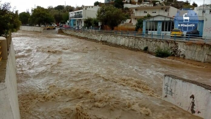 Ρόδος: Πλημμύρες και κατολισθήσεις εξαιτίας της κακοκαιρίας – Εγκατέλειψε το αυτοκίνητό του στην μέση του δρόμου