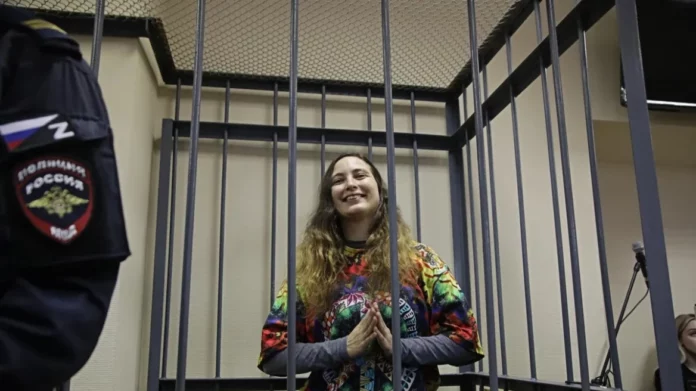 Ρωσίδα ζωγράφος αντιμετωπίζει φυλάκιση οκτώ ετών για αντιπολεμική διαμαρτυρία σε σούπερ μάρκετ