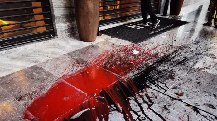 Επέτειος Πολυτεχνείου: Άγνωστοι πέταξαν μπογιές στην είσοδο ξενοδοχείου στη Σταδίου, ζημιές στη τζαμαρία – Δείτε φωτογραφίες