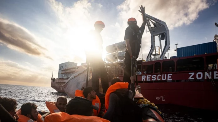 Μεταναστευτικό: Το πλοίο-ασθενοφόρο Ocean Viking διέσωσε 128 ανθρώπους στη Μεσόγειο