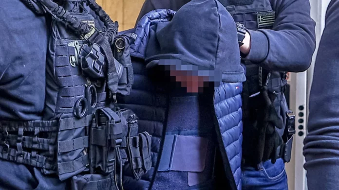 Προφυλακίστηκε ο 18χρονος που έριξε τη φωτοβολίδα στον αστυνομικό – Ζήτησε να μπει σε καθεστώς προστασίας μαρτύρων