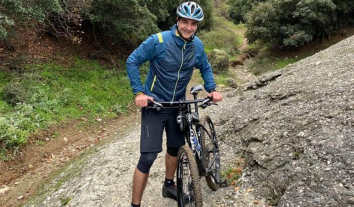 Έπεσε (κι αυτός) από το ποδήλατο