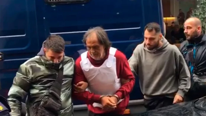 Σαλαμίνα: Στα δικαστήρια με αλεξίσφαιρο ο 71χρονος που δολοφόνησε την 43χρονη – Τι είπε στους αστυνομικούς