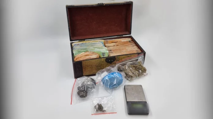 Έβγαλαν μεγάλο χρηματικό ποσό από την διακίνηση ναρκωτικών