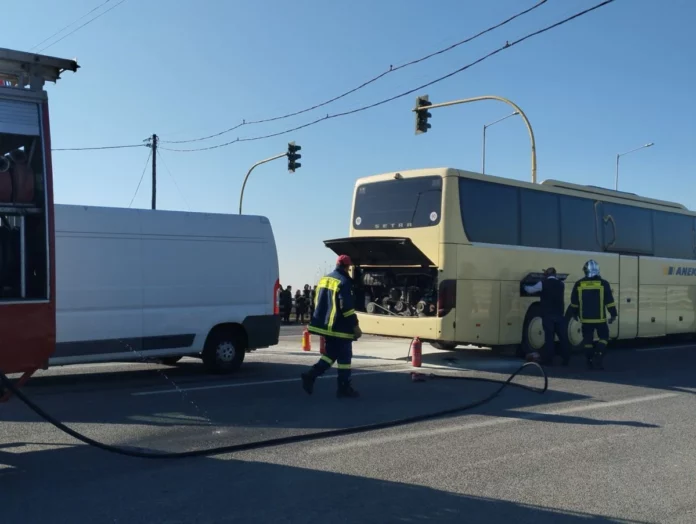 Λάρισα: Συναγερμός στην Πυροσβεστική για φωτιά σε λεωφορείο γεμάτο κόσμο – ΦΩΤΟ