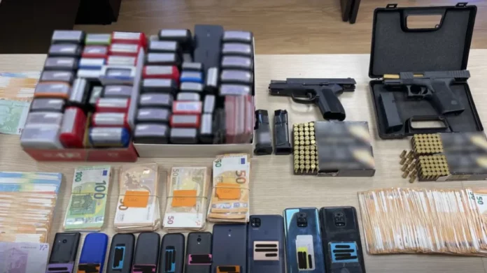 Έκλεψαν δεκάδες εκατομμύρια από το Δημόσιο μέσω ΦΠΑ – Κατασχέθηκαν πιστόλια, καραμπίνες και supercars