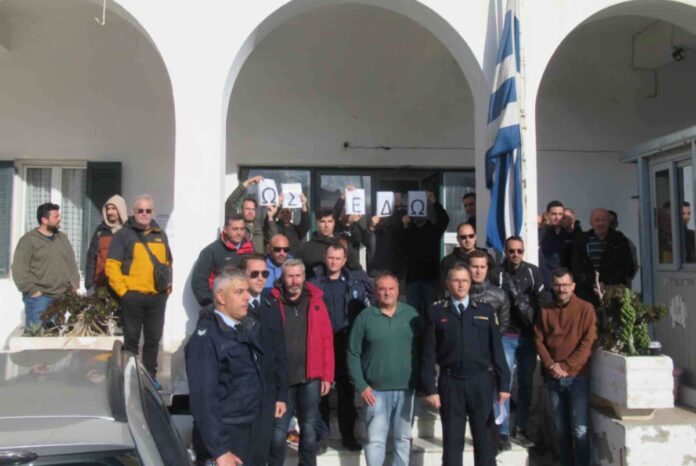 Σύρος: Παράσταση διαμαρτυρίας από τους αστυνομικούς (video)