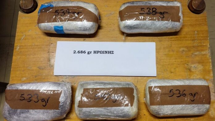 Ρόδος: Zητούσε ένα «φιξάκι» ηρωίνης ενώ βρισκόταν στο κρατητήριο