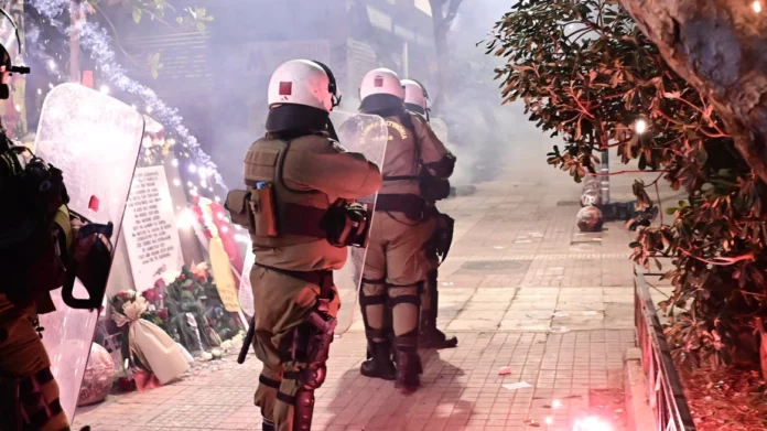 Εξάρχεια: Επεισόδια τα ξημερώματα στο Πολυτεχνείο – Κουκουλοφόροι πέταξαν μολότοφ και πέτρες στα ΜΑΤ – Δύο συλλήψεις