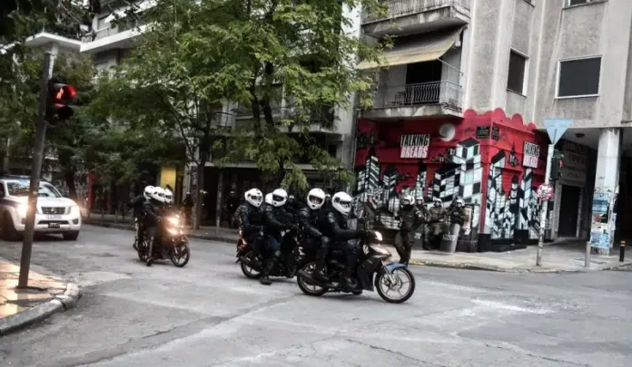 Κουκουλοφόροι επιτέθηκαν με μολότοφ και πέτρες σε διμοιρίες στα Εξάρχεια!