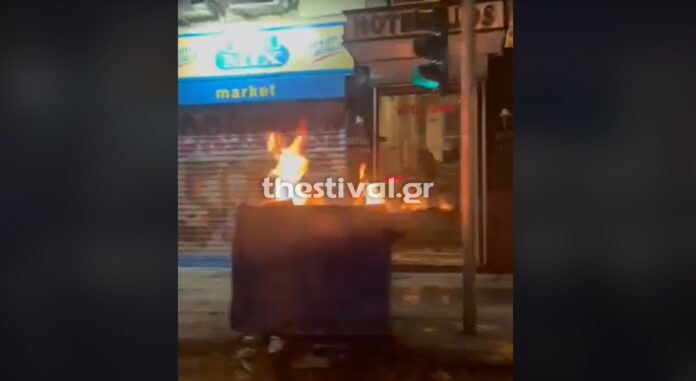 Θεσσαλονίκη: Άγνωστοι πυρπόλησαν κάδους στο κέντρο της πόλης