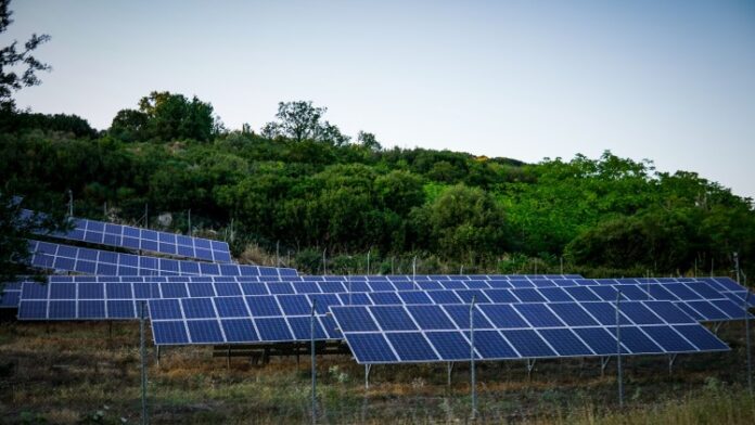 Τρίκαλα: Λεηλάτησαν κτίρια, φωτοβολταϊκά πάρκα και αποθήκες