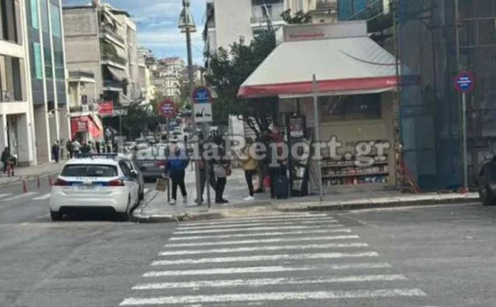 Απίστευτο περιστατικό στο κέντρο της Λαμίας – Οδηγός έριξε κουτουλιά σε δημοτικό αστυνομικό