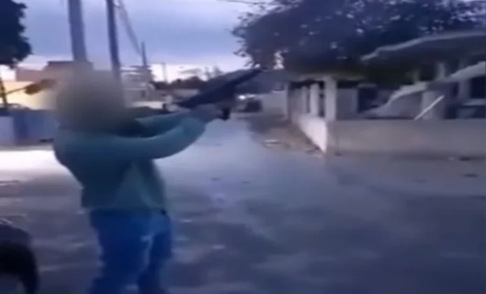 Μέγαρα: Συνελήφθη ο 36χρονος Ρομά που πυροβολούσε κατά ριπάς με υποπολυβόλο